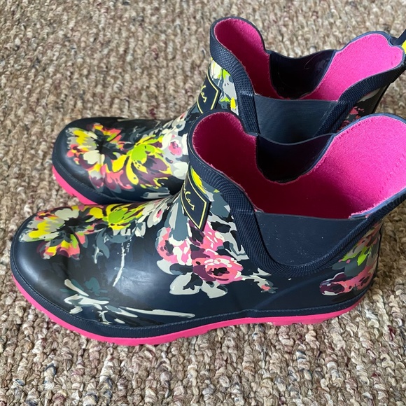 Joules Wellibob- Floral Print Rain or Winter Boots - Picture 2 of 3